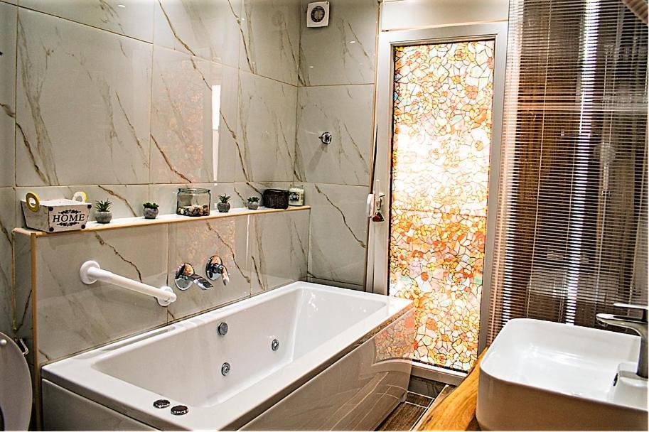 Kassandrou Suite Hot Tub-Jakuzzi - 2 Bedrooms - Big Balcony - Center Saloniki Zewnętrze zdjęcie